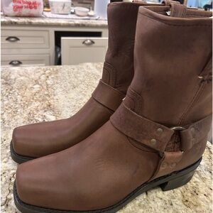 FRYE Harness boots. color gaucho size 10. Brand new.